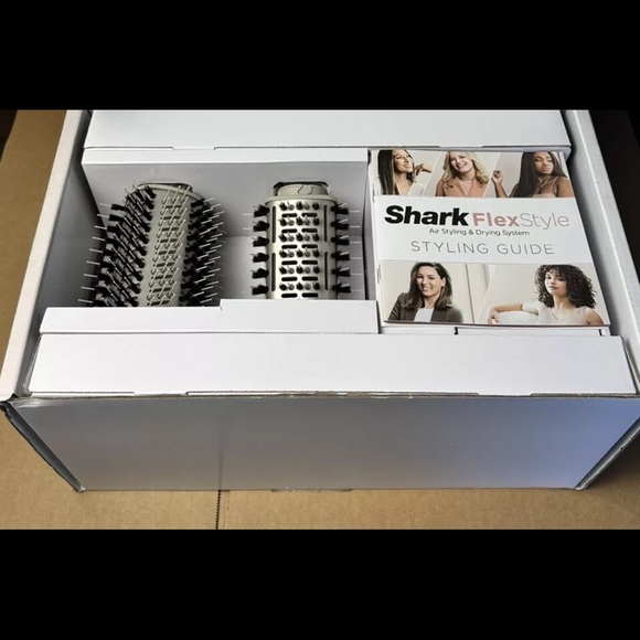 SHARE (-10)Shark Flexstyle Air Styling and Drying System (7 Attachments)
+ (Bag) - Picture 2 of 7